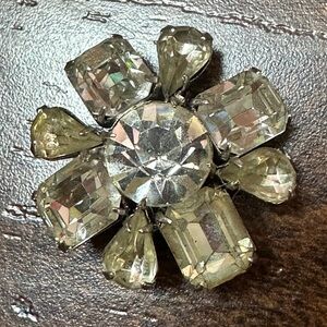 Vintage Cora clear stone and silver tone brooch